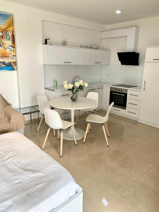 Loli Apartment Luxury White Residence ساراندا المظهر الخارجي الصورة