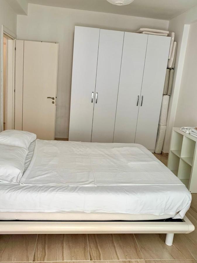 Loli Apartment Luxury White Residence ساراندا المظهر الخارجي الصورة